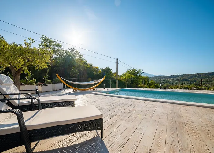 Grace With Private Pool Apartament